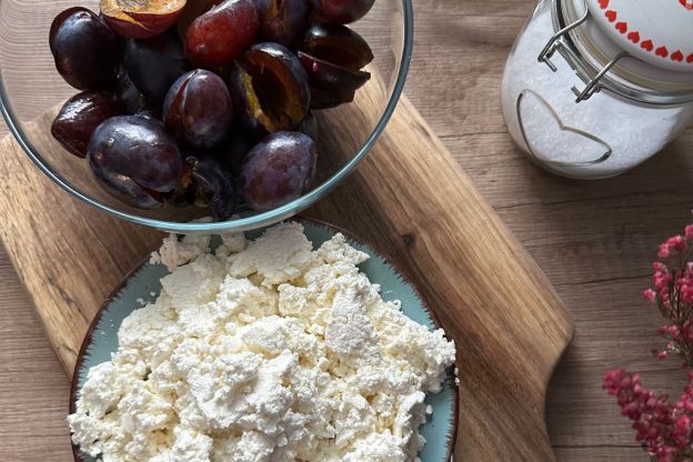 Knedle serowe ze śliwkami – przygotowanie