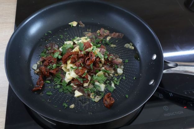 makaron z karczochami - smażenie składników