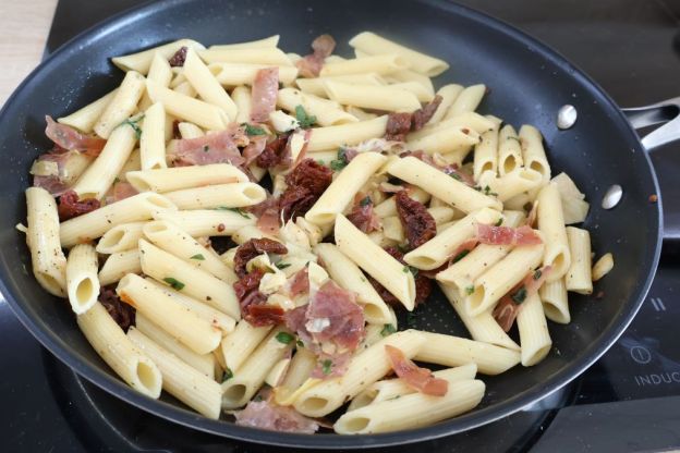 makaron z karczochami - smażenie - wszystkie składniki