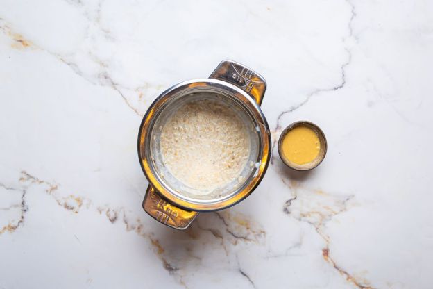 Owsianka z masłem orzechowym – dodanie masła