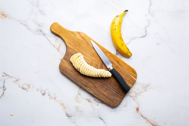 Owsianka z masłem orzechowym – krojenie banana