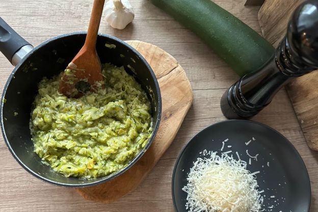 Pasta z cukinii – dodanie parmezanu