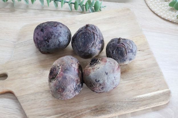 Pieczone buraki – obieranie