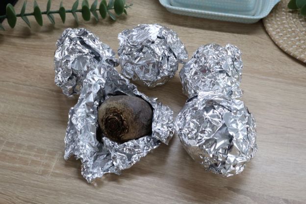 Pieczone buraki – zawijanie