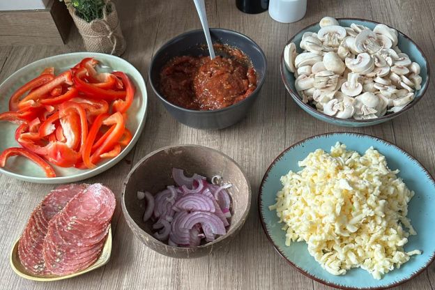 Pizza z tortilli – przygotowanie dodatków