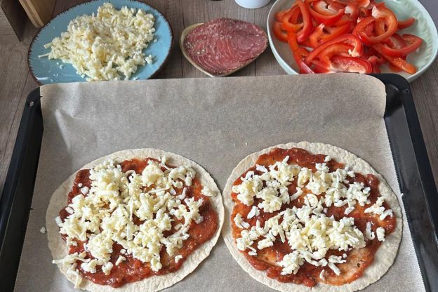 Pizza z tortilli – składanie pizzy