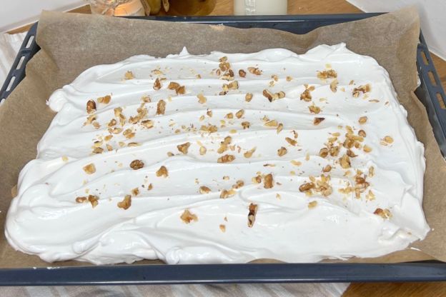 Rolada bezowa z kremem kawowym – pieczenie bezy