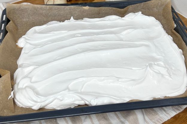 Rolada bezowa z kremem kawowym – przygotowanie blatu do pieczenia