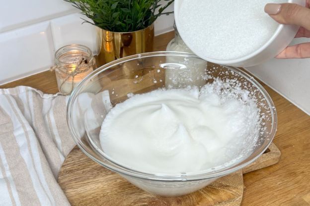 Rolada bezowa z kremem kawowym – ubijanie białek