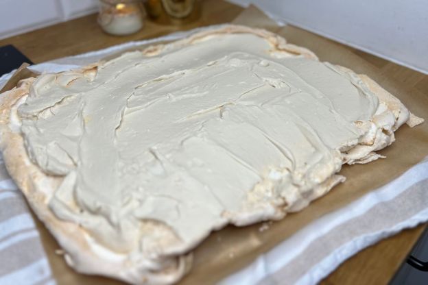 Rolada bezowa z kremem kawowym – zwijanie