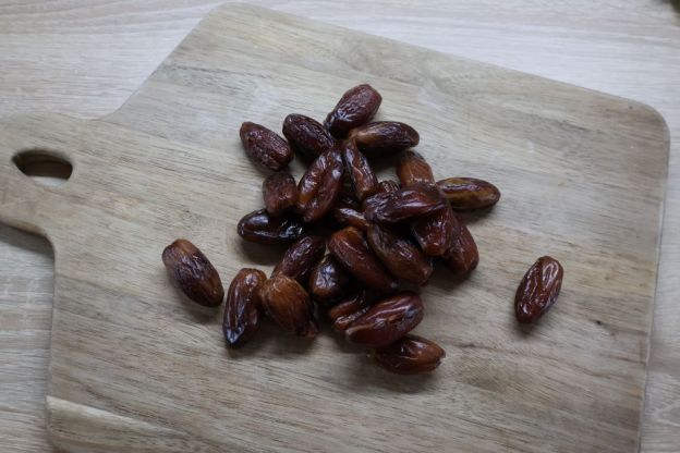 Sticky toffee pudding – przygotowanie daktyli