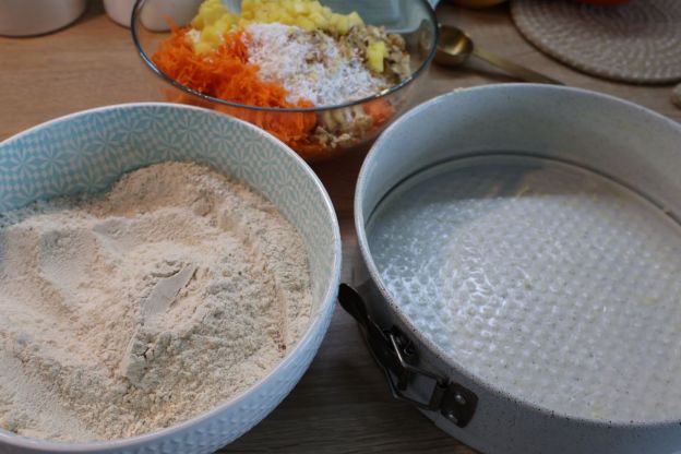 Tort marchewkowy – pieczenie ciasta