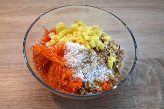 Tort marchewkowy – przygotowanie składników