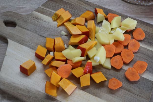 Zupa dyniowa dla niemowlaka – krojenie warzyw