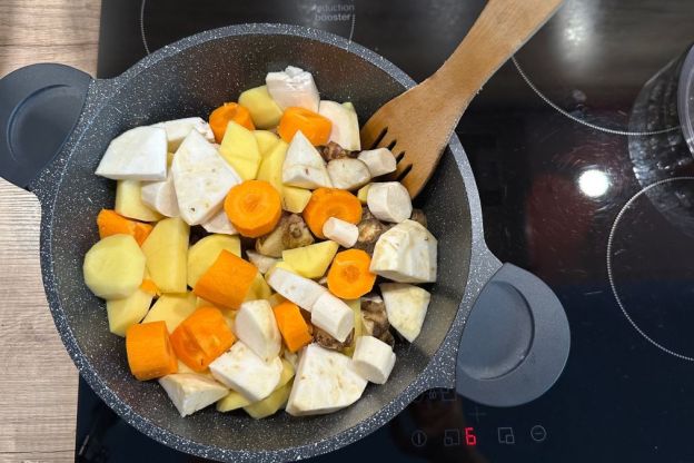 Zupa z topinamburu – podsmażanie składników