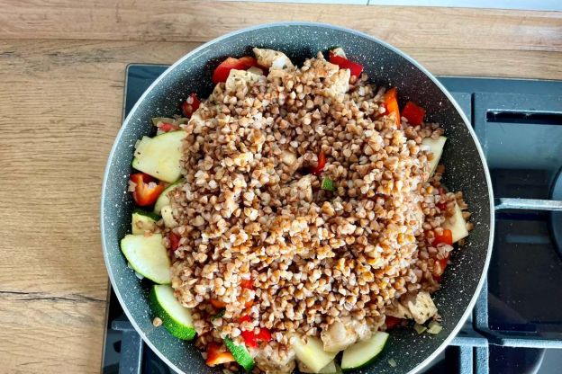 Kasza gryczana z kurczakiem – łączenie składników