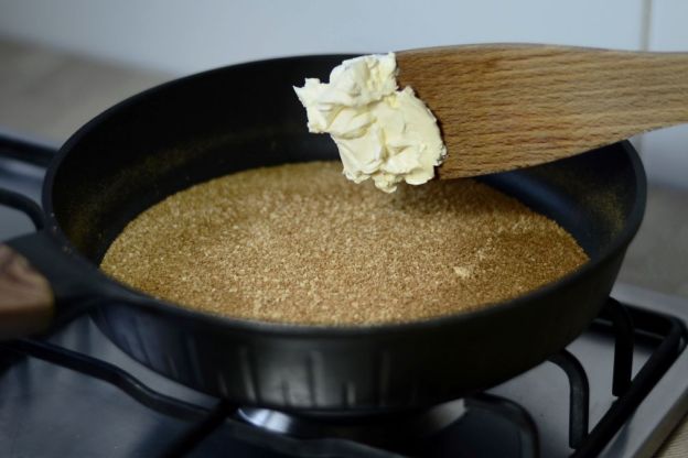 Makaron z serem białym – dodanie masła