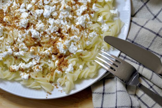 Makaron z serem białym – podanie