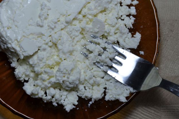 Makaron z serem białym – przygotowanie twarogu