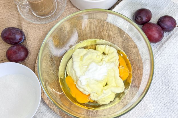 muffinki ze śliwkami - mokre składniki