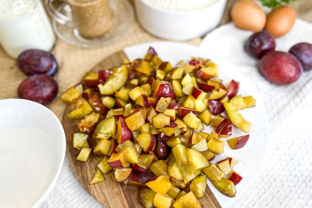 muffinki ze śliwkami - pokrojone śliwki