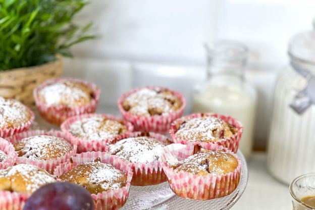muffinki ze śliwkami z cukrem pudrem