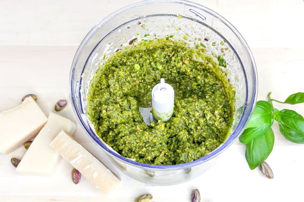 Pesto pistacjowe – miksowanie składników