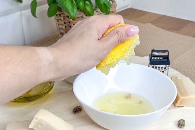 Pesto pistacjowe – wyciskanie cytryny