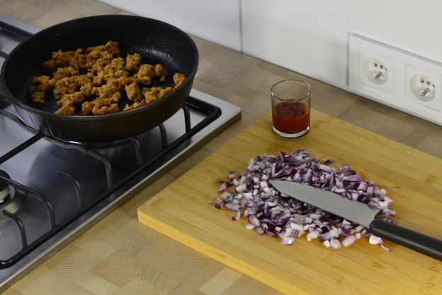 Przesmażenie mięsa i pokrojona cebula