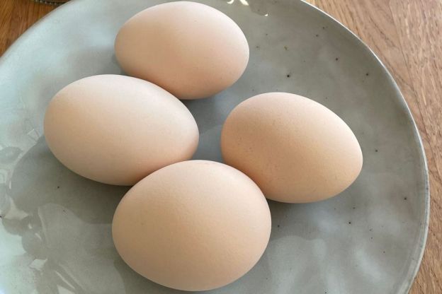 sałatka z buraków i jajka - gotowanie jajek