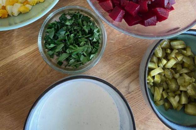 sałatka z buraków i jajka - ogórki i sos