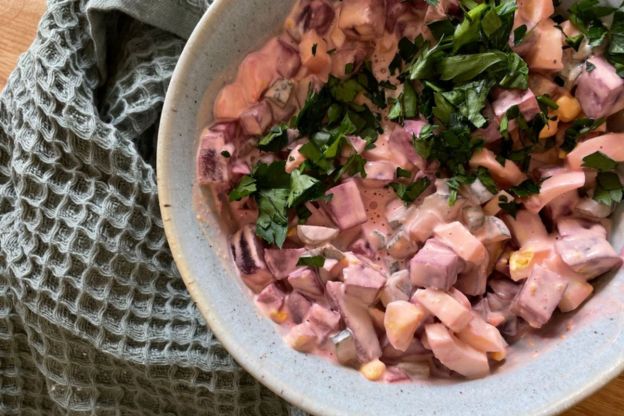 sałatka z buraków i jajka - podanie