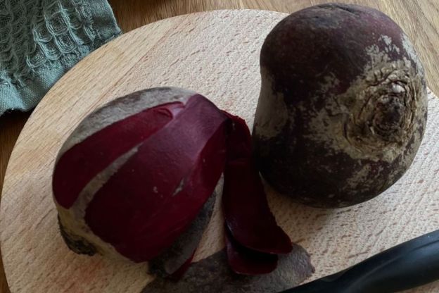 sałatka z buraków i jajka - przygotowanie buraków