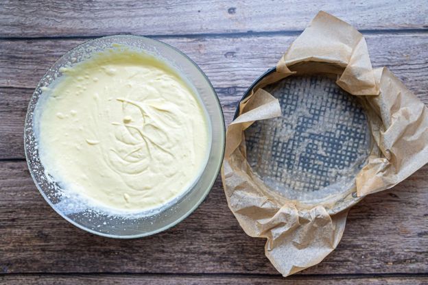 sernik baskijski przelewanie masy serowej