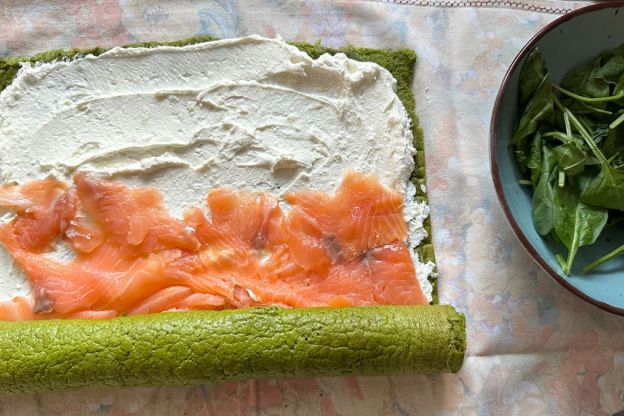 keto rolada szpinakowa - zwijanie