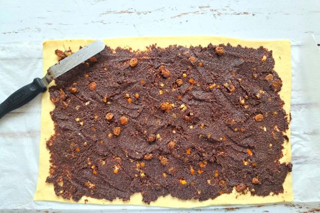 makowiec z ciasta francuskiego - zwijanie