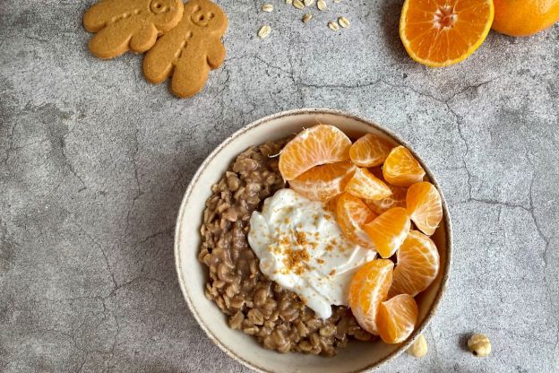 Owsianka piernikowa z jogurtem naturalnym i mandarynką
