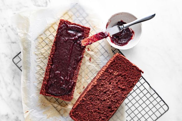 piernik pomidorowy - przekładanie