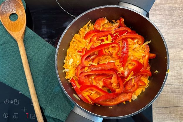 ryba po węgiersku - smażenie warzyw