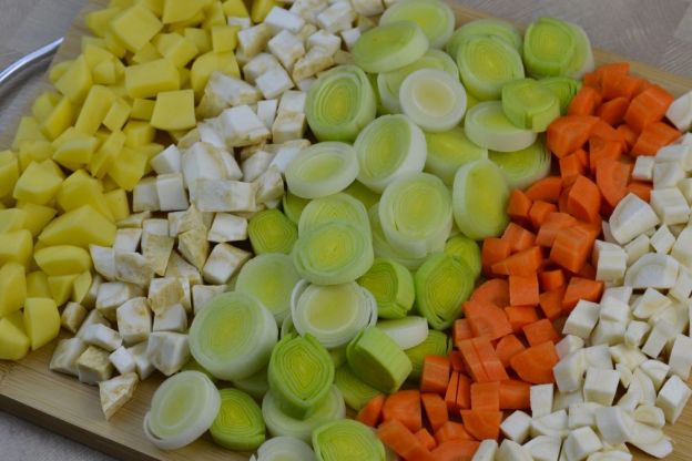 zupa krem z pora - przygotowanie warzyw