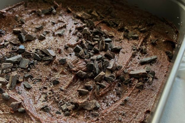 brownie bezglutenowe - surowe ciasto w formie