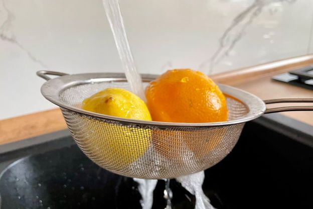 herbata zimowa - mycie owoców