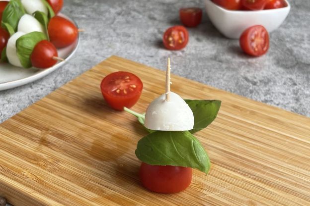 koreczki z mozzarellą - nadziewanie składników