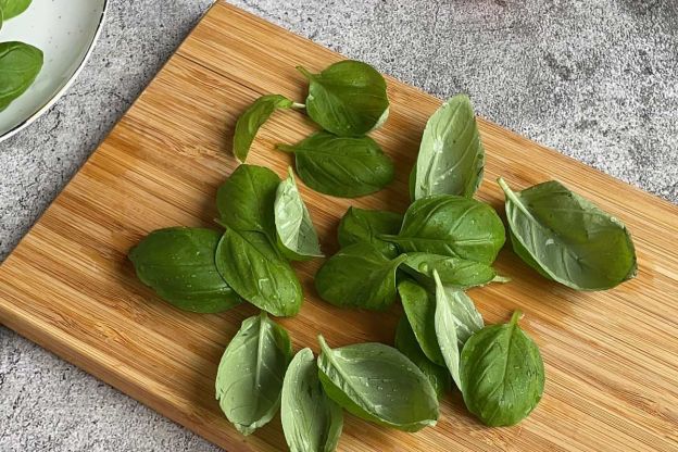 koreczki z mozzarellą - przygotowanie bazylii