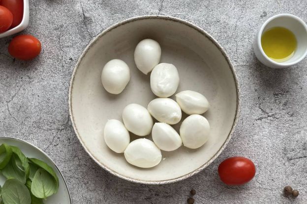 koreczki z mozzarellą - przygotowanie sera