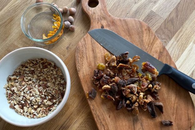 makowiec bezglutenowy - bakalie i orzechy