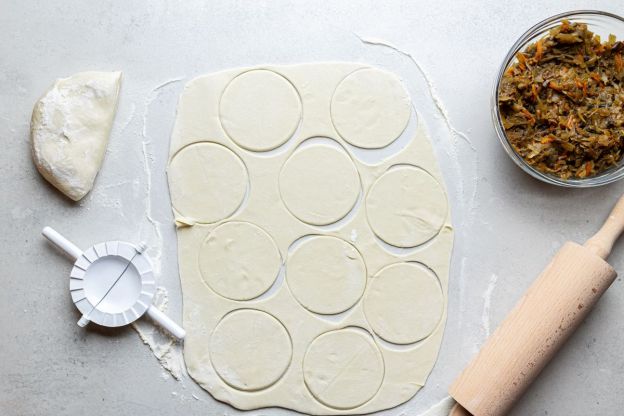 pierogi z kapustą i grzybami - formowanie