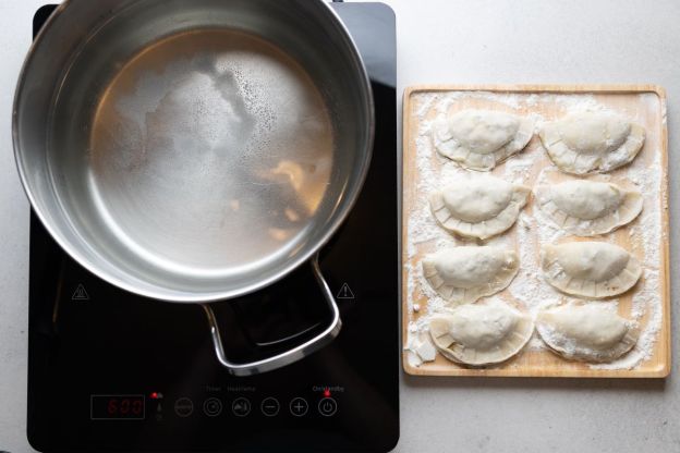 pierogi z kapustą i grzybami - gotowanie