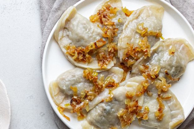 pierogi z kapustą i grzybami - podanie