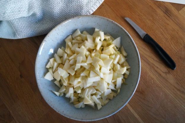 racuchy bezglutenowe - pokrojone jabłka